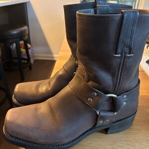 🔥Frye 8” Harness, square-toe Boot, Women’s size 9, (Men/Them size 8.)🔥